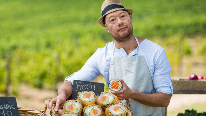 Tomio Okamura nabízí sushi od českých farmářů