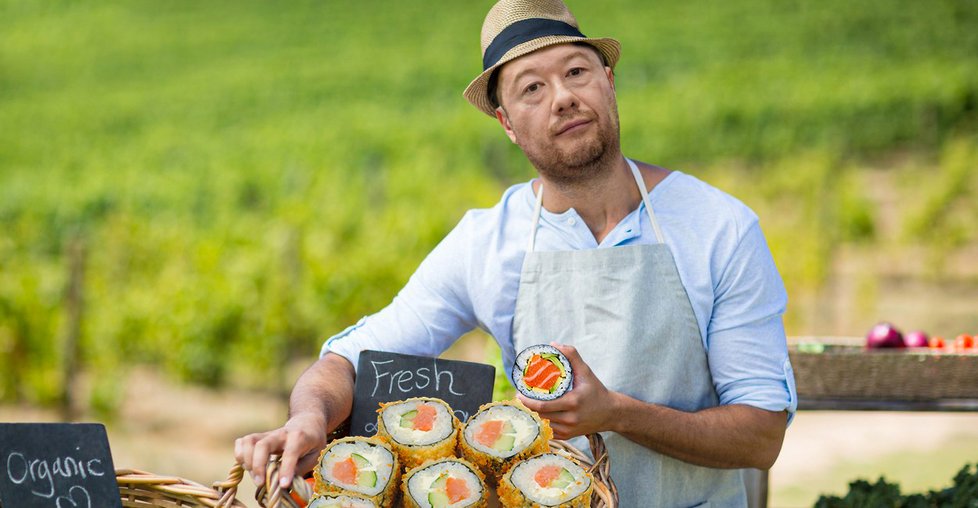 Tomio Okamura nabízí sushi od českých farmářů