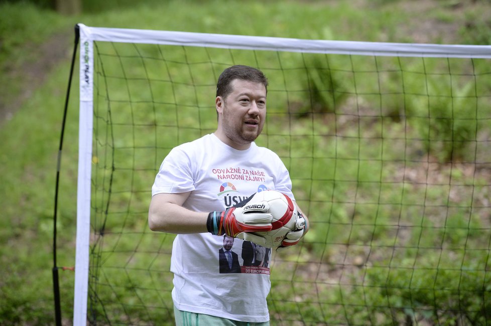 Okamura je sportovním fanouškem, k českému fotbalu má ale výhrady - hlavně prostředá na stadionech, kde řádí fotbaloví chuligáni. Malé dítě by tam nevzal