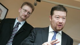 Proti šéfovi Úsvitu se postavila skupina poslanců stranického klubu v čele s místopředsedou Markem Černochem (vlevo)