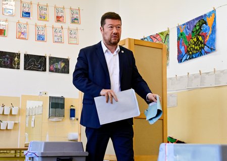 Volební místnost v Základní škole Cesta k úspěchu v Praze během voleb do Poslanecké sněmovny, kterou si vybral pro hlasování předseda SPD Tomio Okamura (8. 10. 2021)