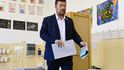 Šéf SPD Tomio Okamura odvolil na Základní škole Cesta k úspěchu v Praze