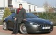 Tomio Okamura se svým klukovským snem, autem Aston Martin.