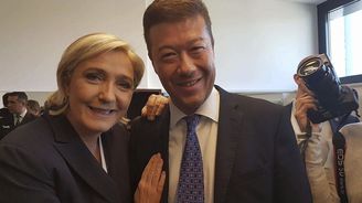Okamura v objetí s vlivnými kritiky uprchlíků a Islámu – Le Penovou, Wildersem či Frauke Petryovou