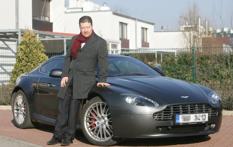 Tomio Okamura se svým klukovským snem, autem Aston Martin.