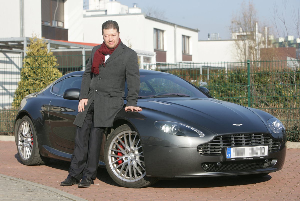 Tomio Okamura se svým klukovským snem, autem Aston Martin.