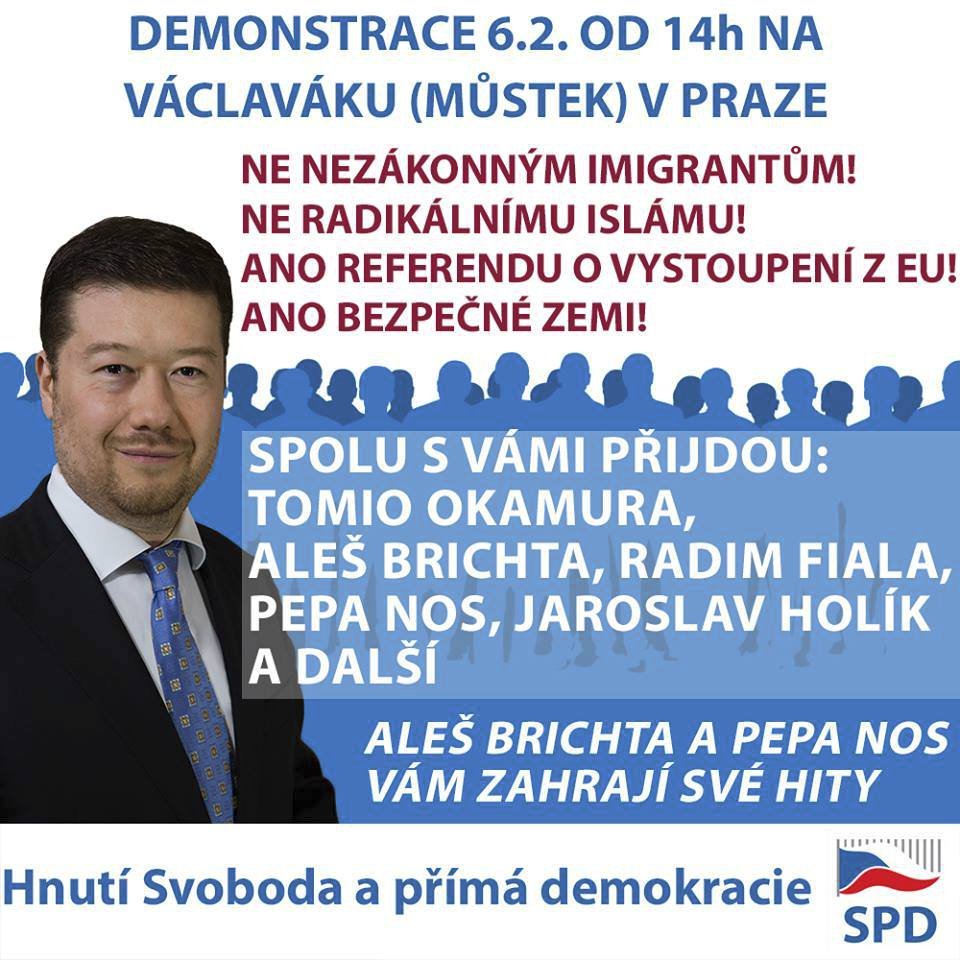 Tomio Okamura zve občany na demonstraci.