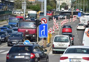 Kritická dopravní situace u Tomkova náměstí v Brně, kde se na velkém městském okruhu jezdí jen jedním pruhem v každém směru. Je to kvůli napojování mostního provizoria přes řeku Svitavu.