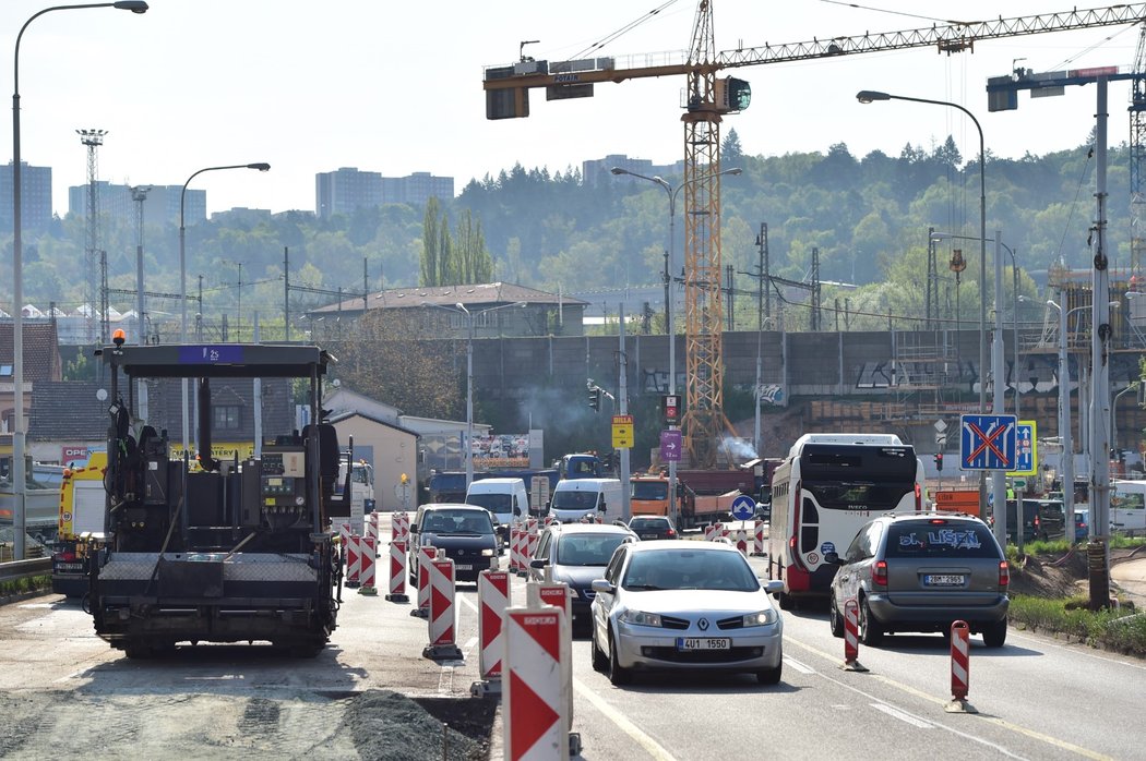 Kritická dopravní situace u Tomkova náměstí v Brně, kde se na velkém městském okruhu jezdí jen jedním pruhem v každém směru. Je to kvůli napojování mostního provizoria přes řeku Svitavu.