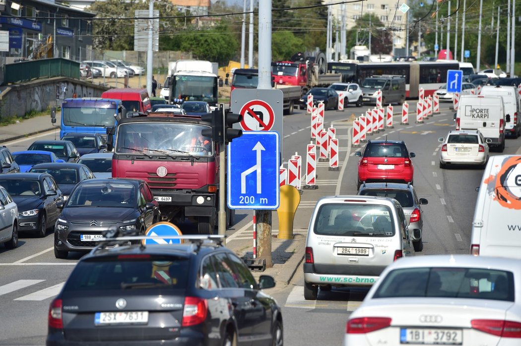 Kritická dopravní situace u Tomkova náměstí v Brně, kde se na velkém městském okruhu jezdí jen jedním pruhem v každém směru. Je to kvůli napojování mostního provizoria přes řeku Svitavu.