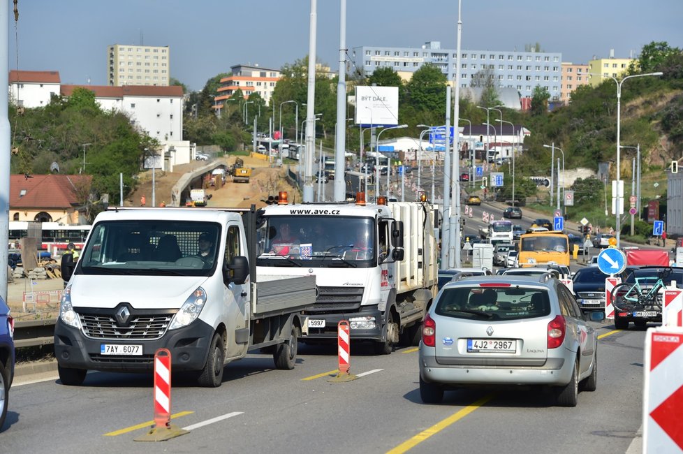 Kritická dopravní situace u Tomkova náměstí v Brně, kde se na velkém městském okruhu jezdí jen jedním pruhem v každém směru. Je to kvůli napojování mostního provizoria přes řeku Svitavu.