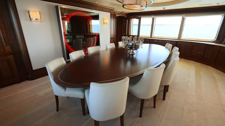 Módní návrhář Tommy Hilfiger prodává svou luxusní jachtu.