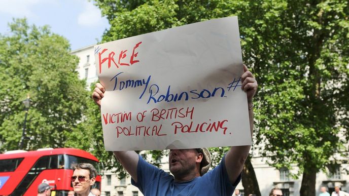 Protest před Downing Street. Lidé demonstrovali za osvobození aktivisty Tommyho Robinsona.