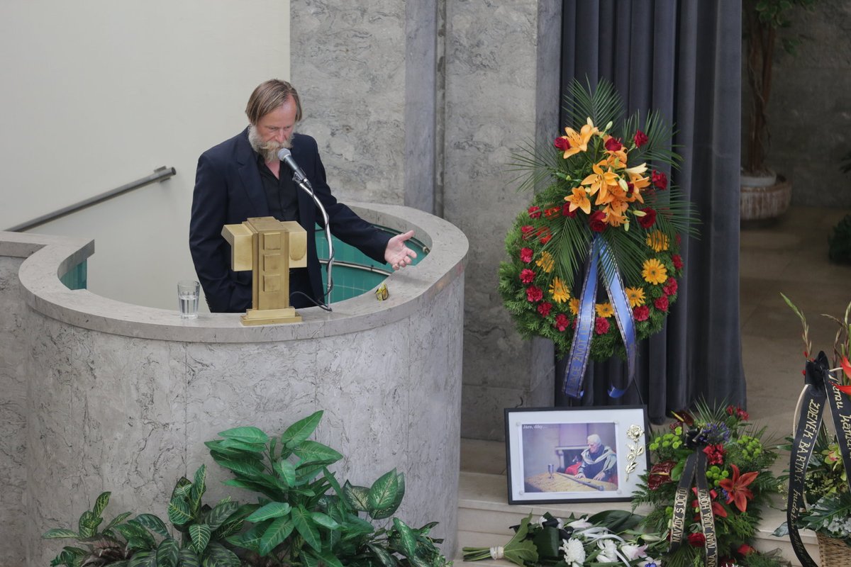 Karel Roden promluvil nad rakví svého kamaráda.