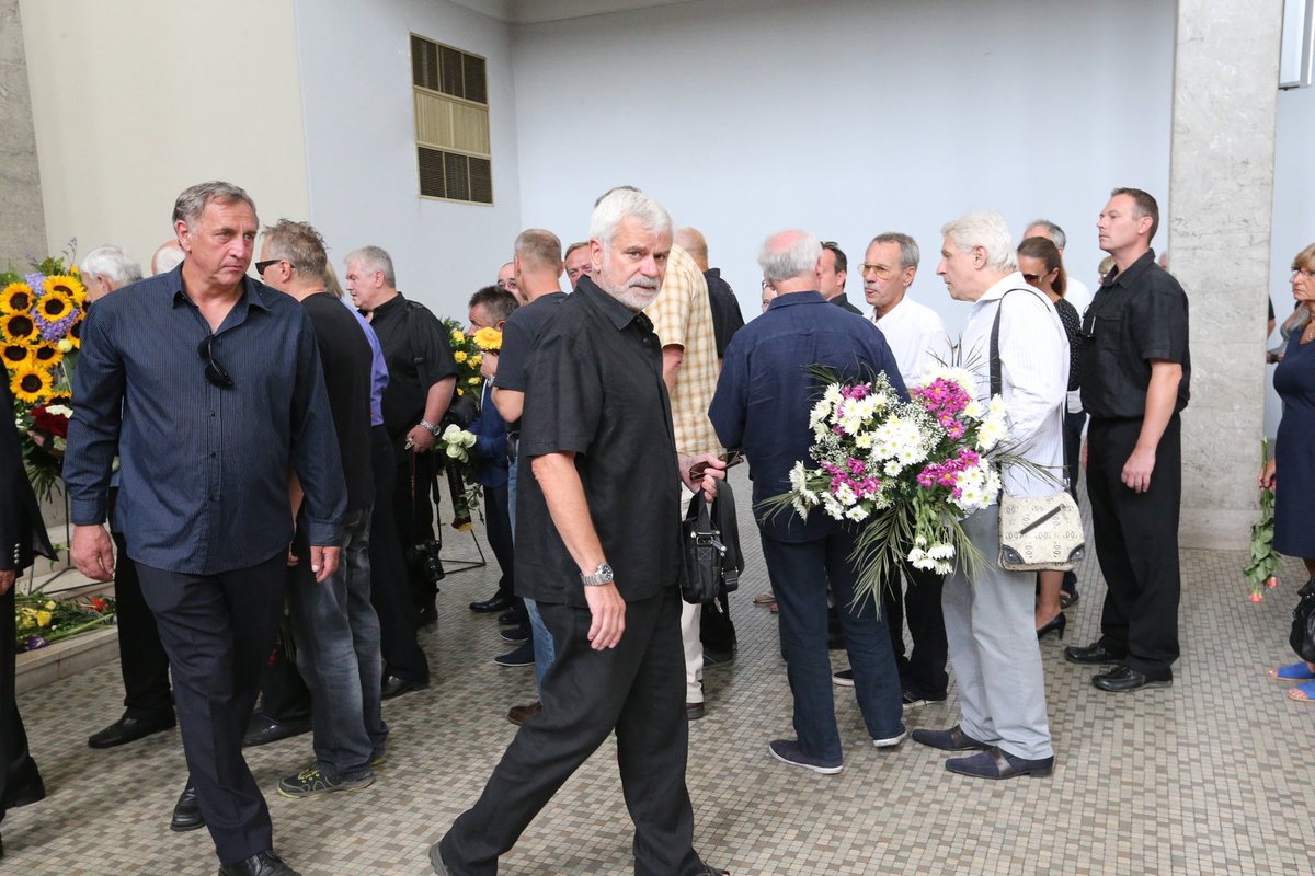 Herec Petr Štěpánek přinesl květinu a hned po obřadu odešel.
