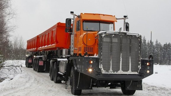 Tonar-7502 je nákladní monstrum do těžkého terénu ruské Sibiře. Uveze až 127 tun