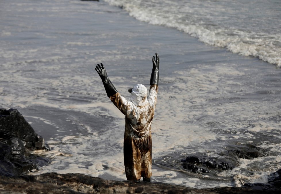 Ropa uniklá do moře po tsunami vyvolané výbuchem sopky v Tonze (leden 2022)