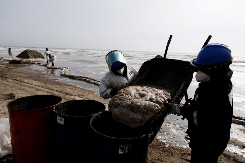 Ropa uniklá do moře po tsunami vyvolané výbuchem sopky v Tonze (leden 2022)