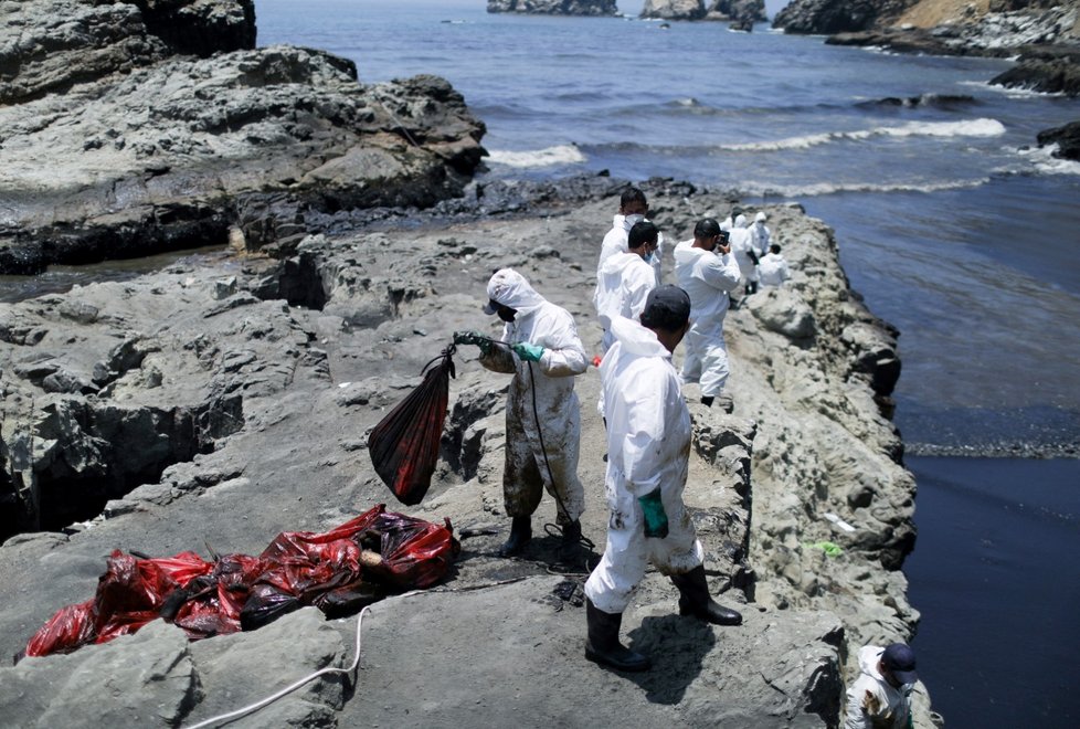 Ropa uniklá do moře po tsunami vyvolané výbuchem sopky v Tonze (leden 2022)