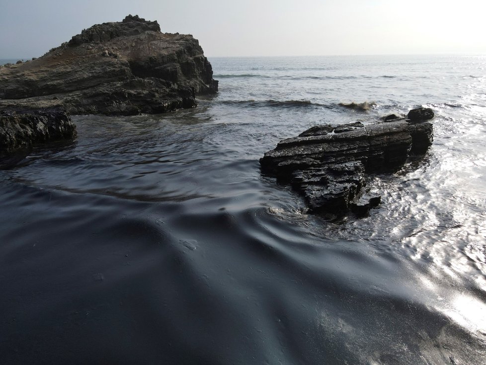 Ropa uniklá do moře po tsunami vyvolané výbuchem sopky v Tonze (leden 2022)