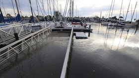 Tsunami po výbuchu sopky dorazila až na pobřeží Santa Cruz v americké Kalifornii.