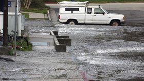 Tsunami po výbuchu sopky dorazila až na pobřeží Santa Cruz v americké Kalifornii.