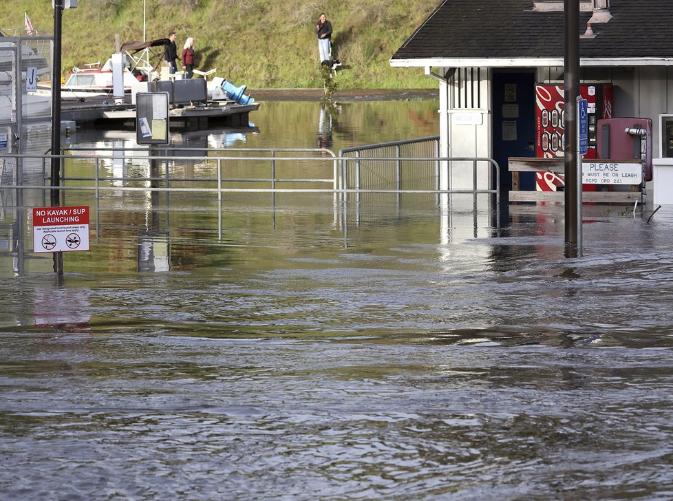 Tsunami po výbuchu sopky dorazila až na pobřeží Santa Cruz v americké Kalifornii.