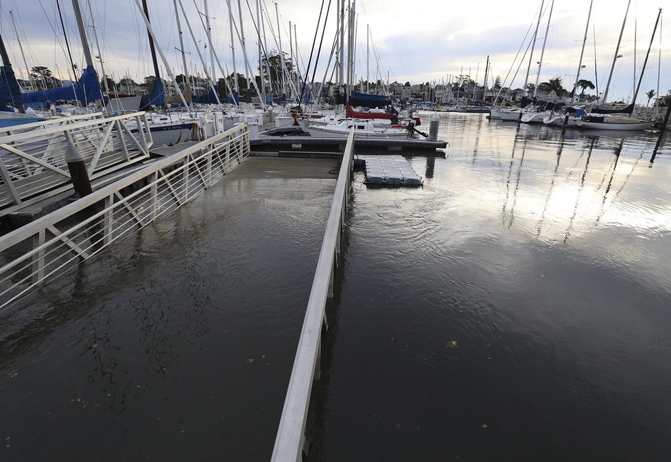 Tsunami po výbuchu sopky dorazila až na pobřeží Santa Cruz v americké Kalifornii.