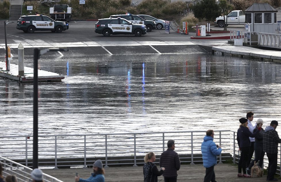 Tsunami po výbuchu sopky dorazila až na pobřeží Santa Cruz v americké Kalifornii.