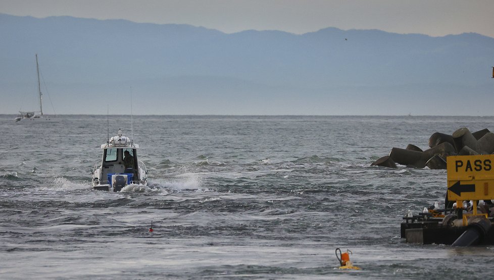 Tsunami po výbuchu sopky dorazila až na pobřeží Santa Cruz v americké Kalifornii.