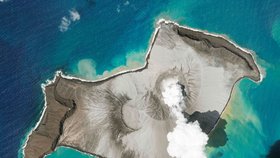 Erupce podmořské sopky u souostroví Tonga.