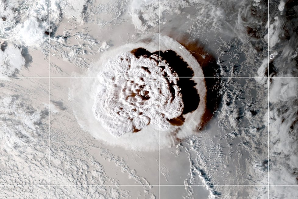 Erupce podmořské sopky u souostroví Tonga.