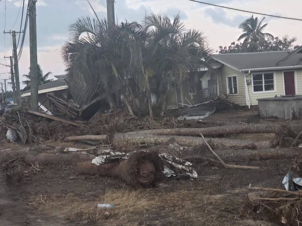 Tonga po sopečné erupci a tsunami.