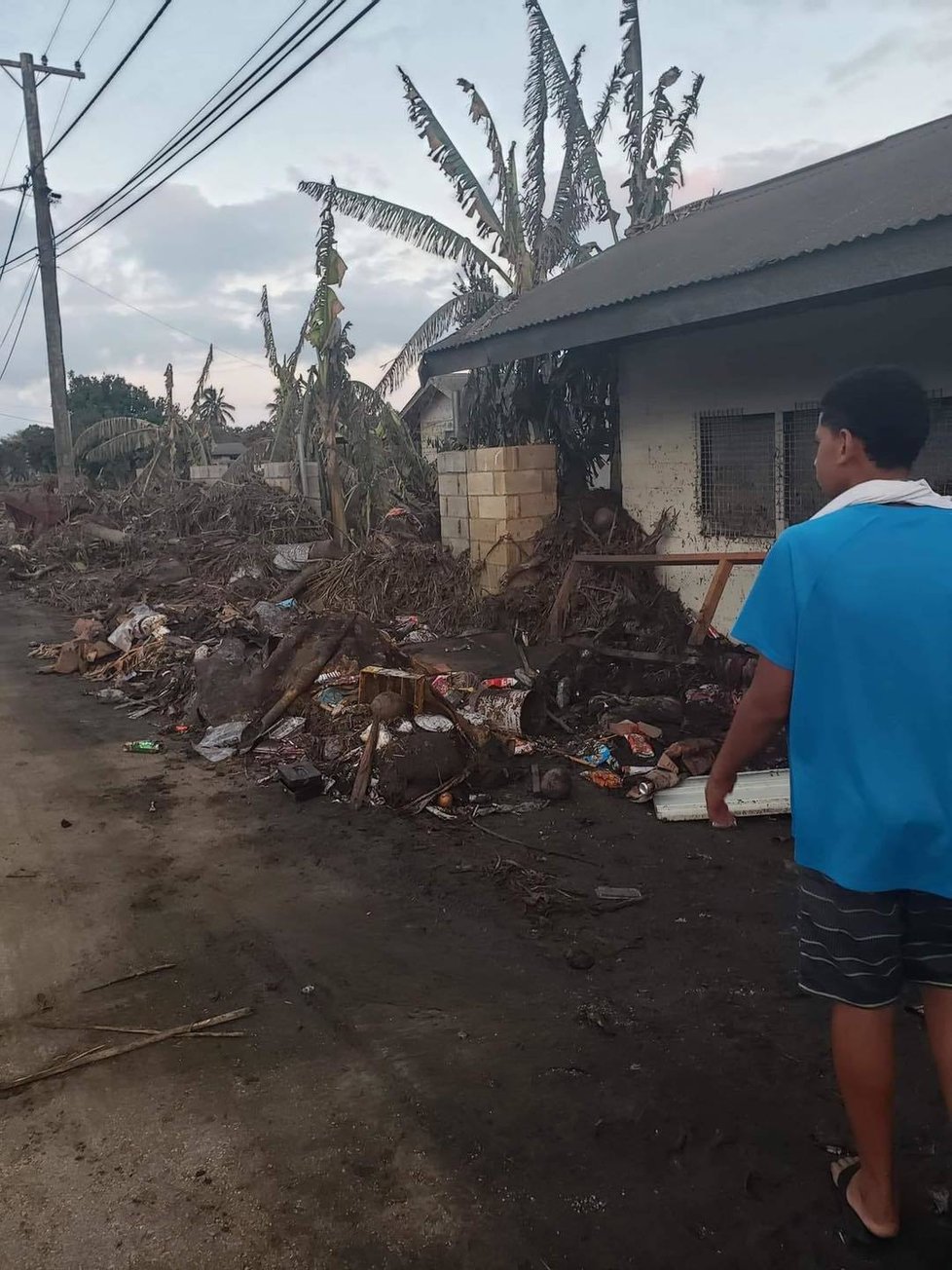 Tonga po sopečné erupci a tsunami