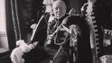 Slavné fotografie Toni Frisselové - Winston Churchill ověnčený všemi svými řády ve společnosti svého syna a vnuka