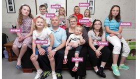 Tonia Farrant (40) s manželem Jasonem (41) a svými devíti dětmi.