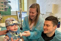 Rodiče záchranáři bojují o život syna: Toníčka (2) zmrzačil řidič! Za chlapečka dýchá přístroj