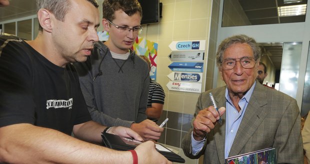 Tony Bennett rozdával fanouškům na letišti podpisy.