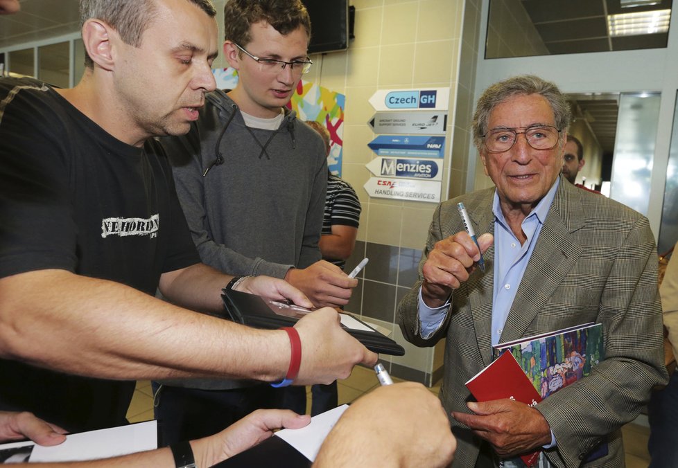 Tony Bennett rozdával fanouškům na letišti podpisy.