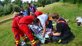V rybníku na Domažlicku se topil chlapec, vrtulník ho převezl do fakultní  nemocnice v Plzni. Ilustrační foto.