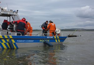 Záchranáři zasahovali v neděli v Drnovicích při záchraně muže topícího se v místním rybníku. Muž (57) po převozu do nemocnice zemřel. Ilustrační foto