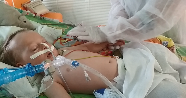Lukášek po nehodě na na pediatrickém oddělení resuscitační a intenzivní péče ve Fakultní nemocnici v Ostravě.