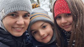 Honzík (7) přežil tonutí. Pomoc mu může laserová terapie v USA.