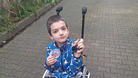 Honzík (7) přežil tonutí. Pomoc mu může laserová terapie v USA.