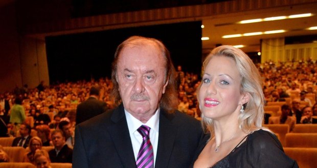 Dorazil i hudební producent František Janeček s partnerkou Terezou Mátlovou.