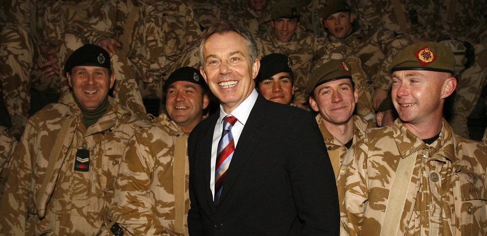 Tony Blair ještě coby britský premiér s vojáky v Iráku