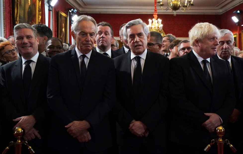 Expremiéři Tony Blair, Gordon Brown, Boris Johnson na zasedání Nástupnické rady.