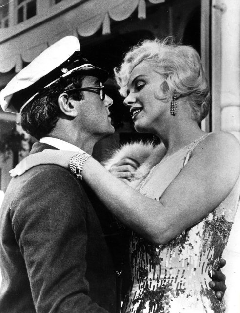 Tony Curtis v jedné ze svých nejslavnějších rolí - s Marilyn Monroe ve filmu Někdo to rád horké