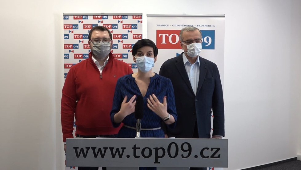 Šéfka TOP 09 Markéta Pekarová Adamová v roušce na tiskové konferenci, kterou strana přenášela na svém facebookovém profilu (20. 3. 2020).