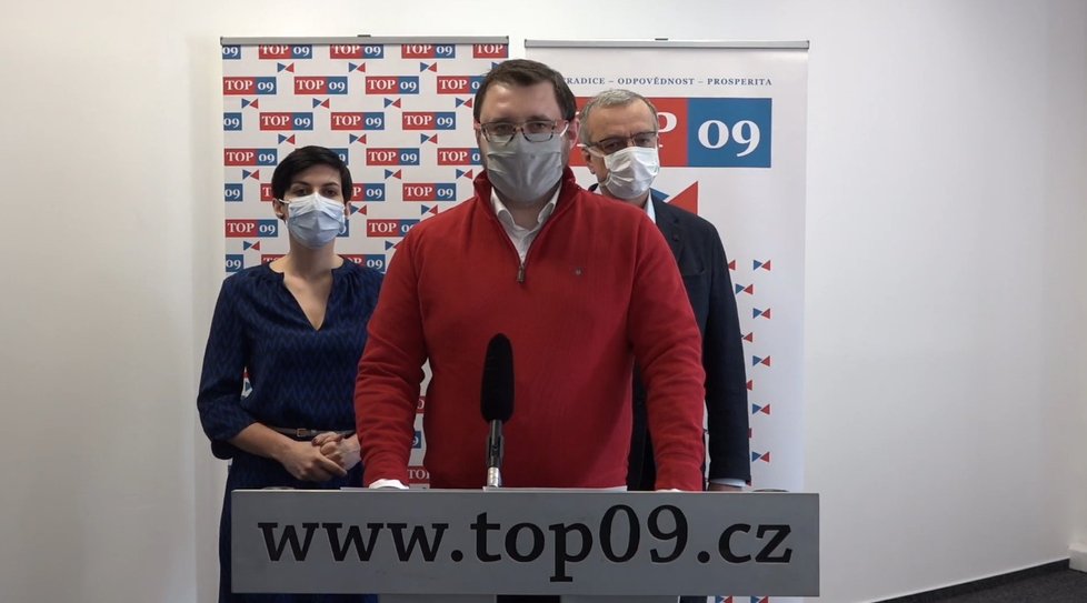 Místopředseda TOP 09 Lukáš Otys v roušce na tiskové konferenci, kterou strana přenášela na svém Facebookovém profilu. (20. 3. 2020)